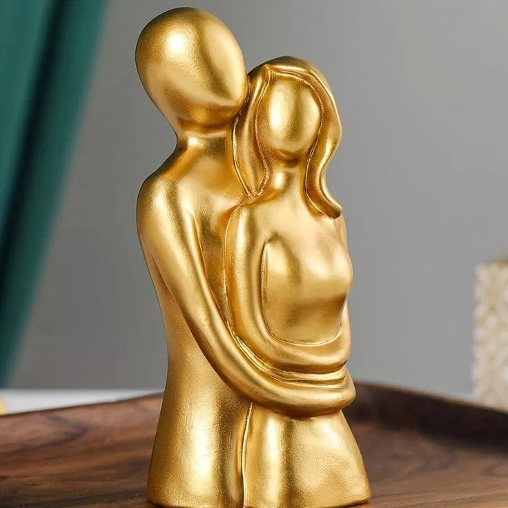 Escultura Casal Abraçados em Gesso – Arte Decorativa com Significado e Estilo